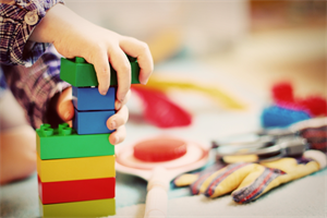 Ein Kind das Legobausteine zusammen baut