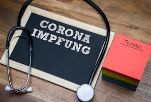Schrift Corona Impfung