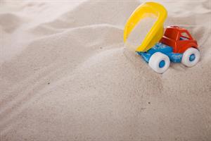 Sand mit Sandspielzeug