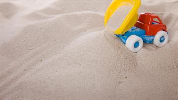 Sand mit Sandspielzeug